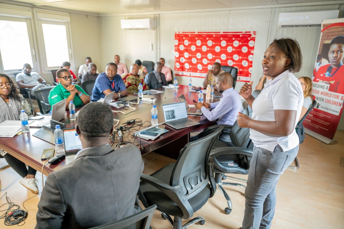 Ndamyo Ngosi Msofi, CSESI Project Manager, Save the Children, Malawi, gives a presentation on the Climate Smart Education Systems Initiative (CSESI) to a group of local stakeholders of Phalombe District, Malawi. Credit: GPE/Trans Lieu
